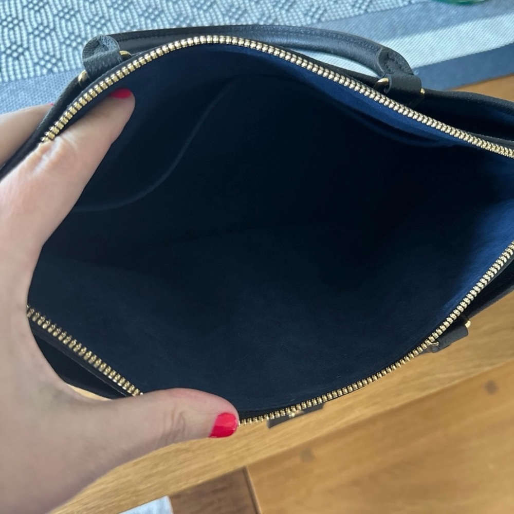 Monogram Empreinte leather

14.2 x 8.7 x 3.5 inches
(Length x Height x Width)